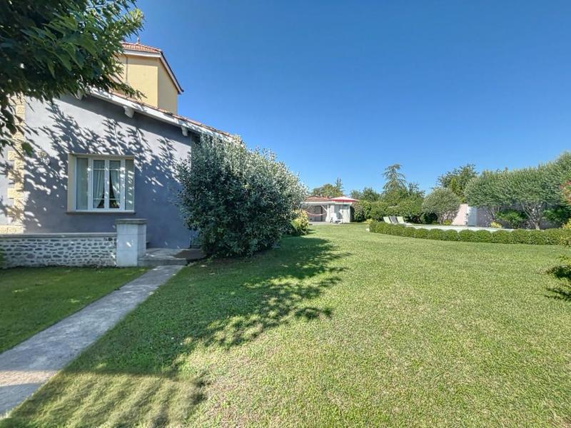 Maison - 390 m² - 10 pièces