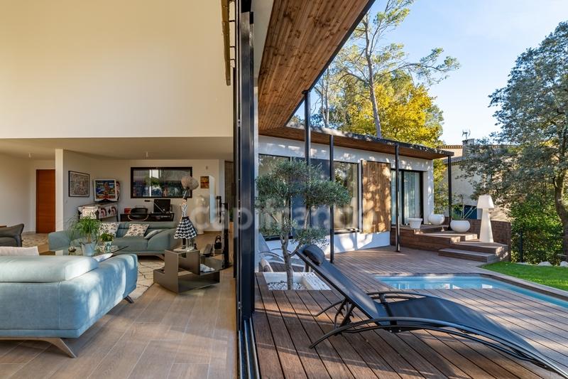 Maison - 220 m² - 7 pièces