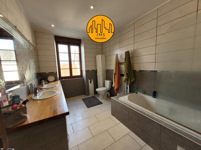 Maison - 210 m² - 6 pièces