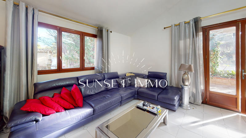 Maison - 220 m² - 6 pièces