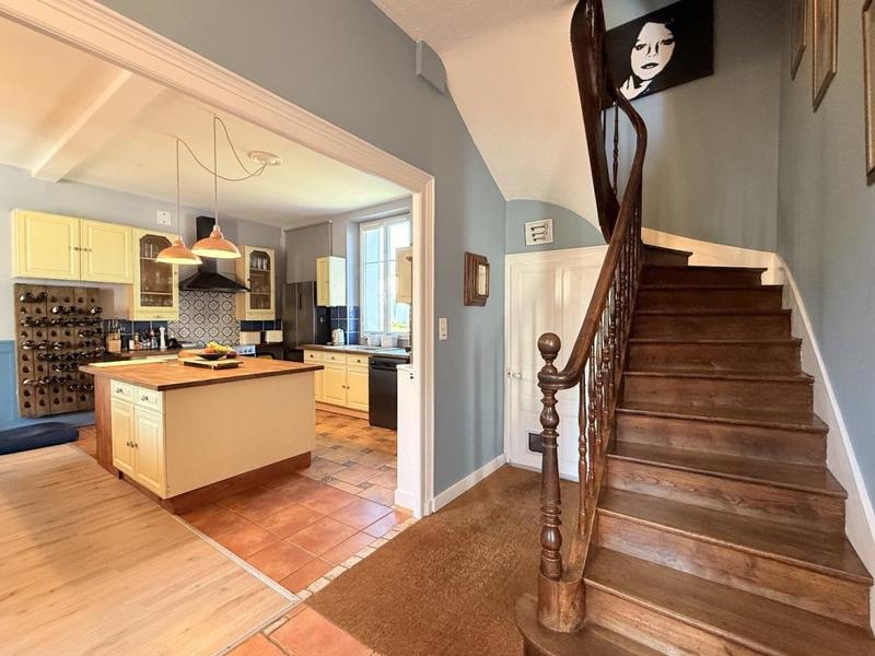 Maison - 240 m² - 19 pièces
