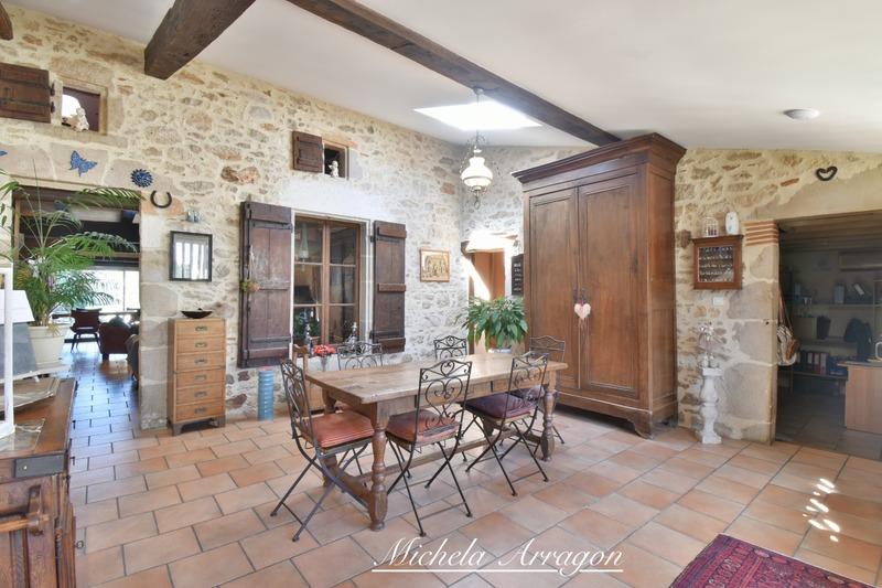 Propriété - 1 600 m² - 63 pièces