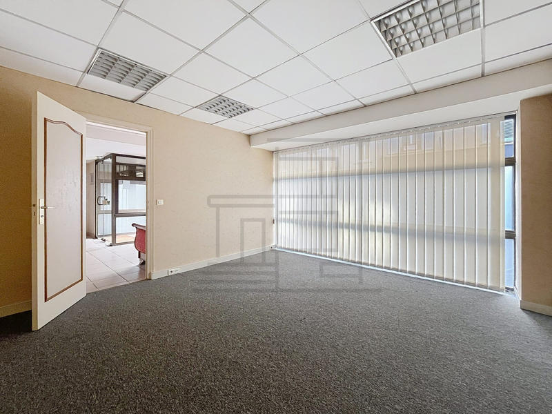 Local commercial - 170 m² - 6 pièces