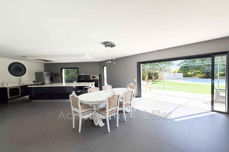 Maison - 220 m² - 7 pièces