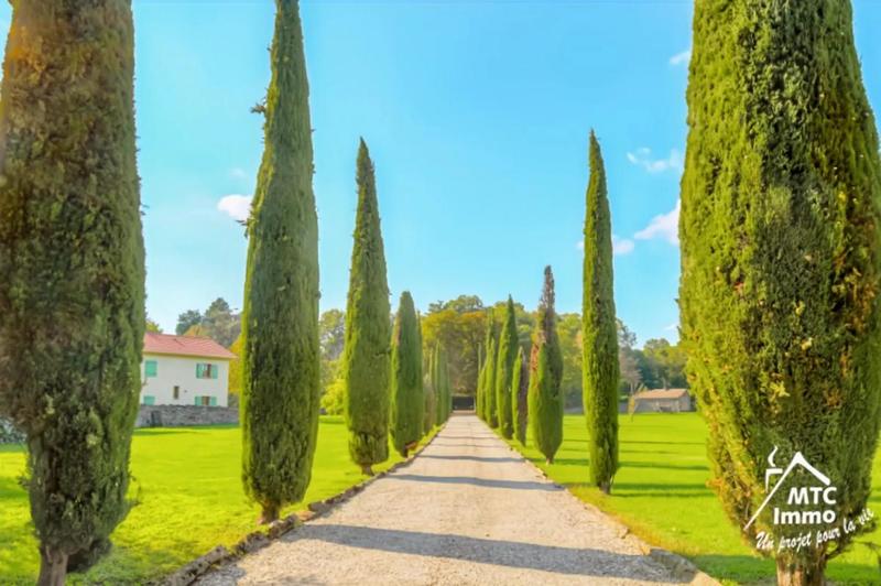 Maison - 340 m² - 10 pièces