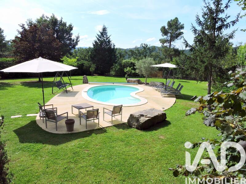 Maison - 208 m² - 10 pièces