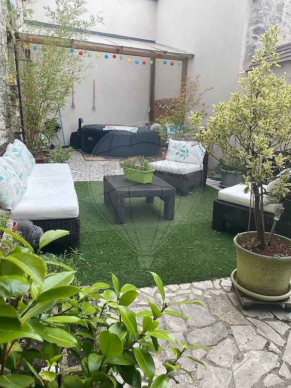 Maison - 239 m² - 7 pièces