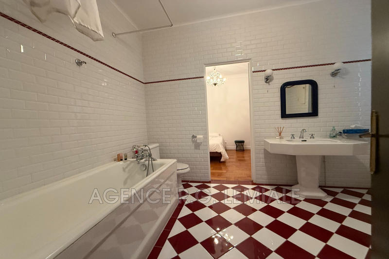 Maison - 937 m² - 15 pièces