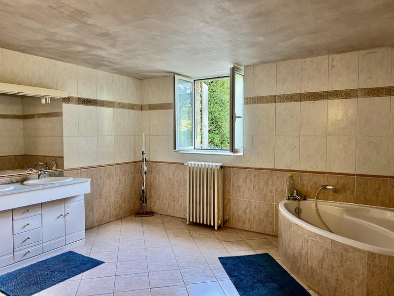 Maison traditionnelle - 220 m² - 6 pièces