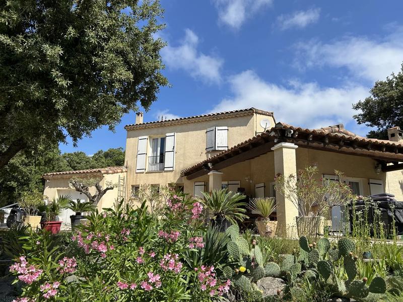 Maison - 230 m² - 5 pièces