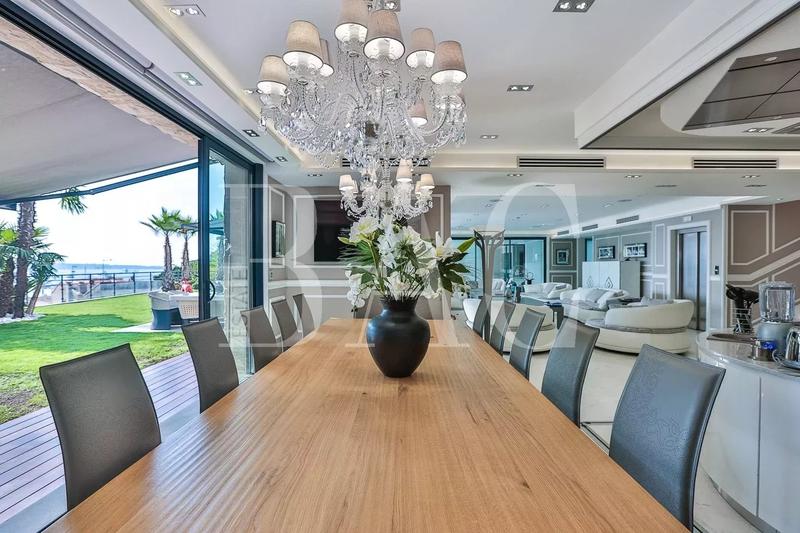 Villa - 1 000 m² - 22 pièces