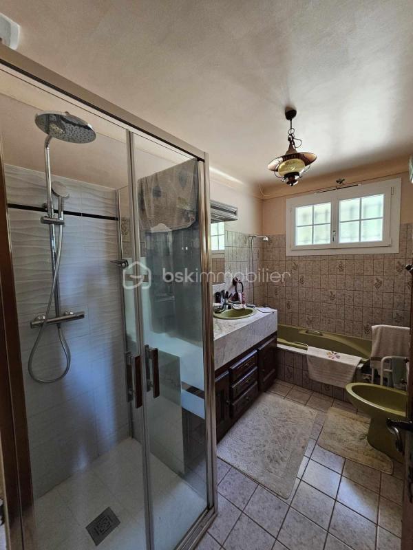 Propriété - 190 m² - 6 pièces