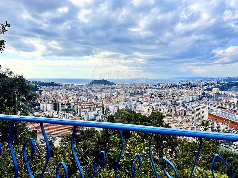 Propriété - 213 m² - 9 pièces