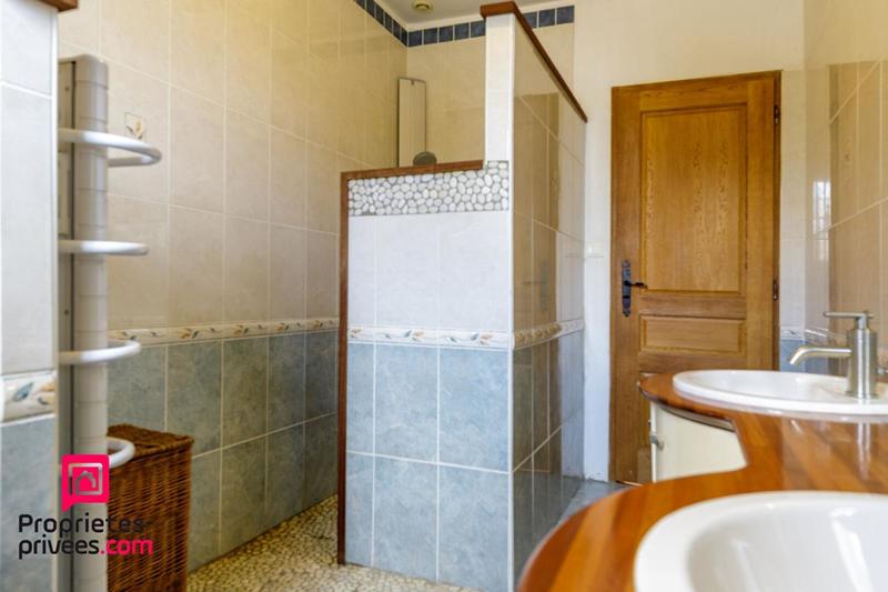 Maison - 250 m² - 8 pièces