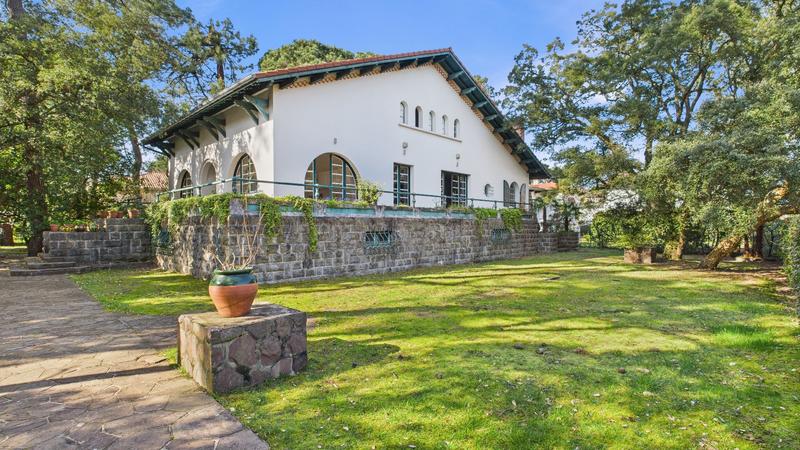 Maison - 285 m² - 8 pièces