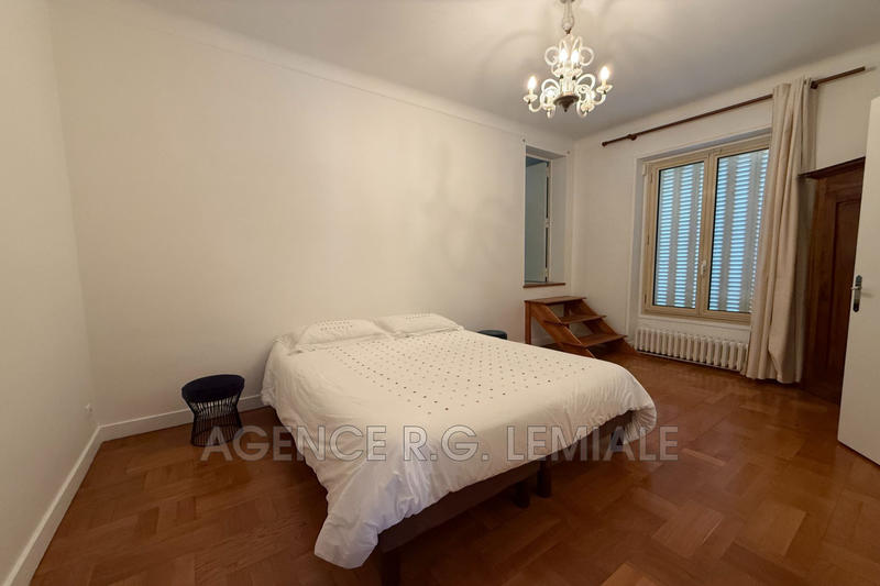 Maison - 937 m² - 15 pièces