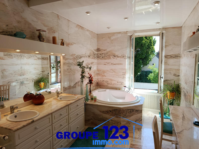 Maison - 289 m² - 9 pièces