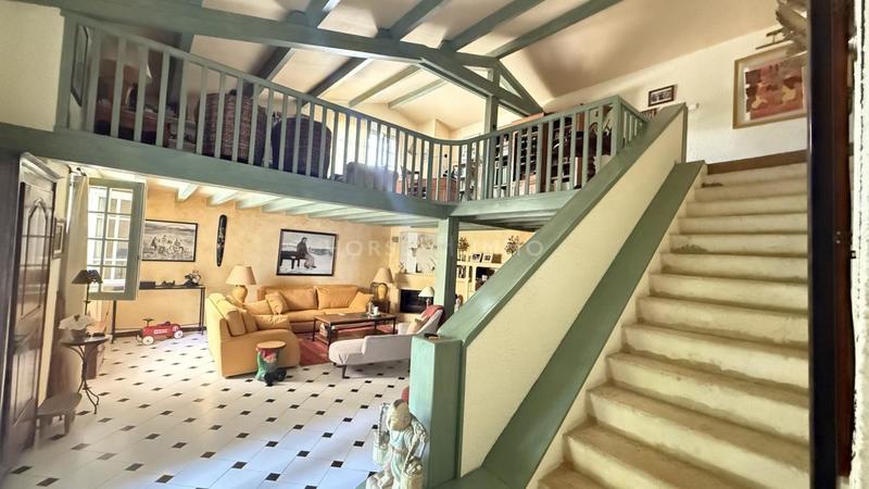 Propriété - 300 m² - 8 pièces