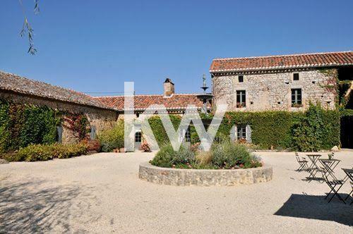 Propriété - 884 m² - 15 pièces