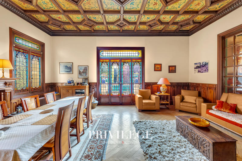 Propriété - 824 m² - 11 pièces