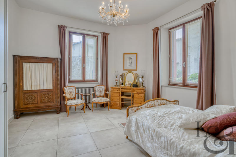 Maison - 275 m² - 8 pièces