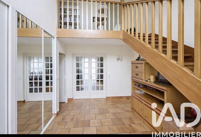 Maison - 241 m² - 9 pièces