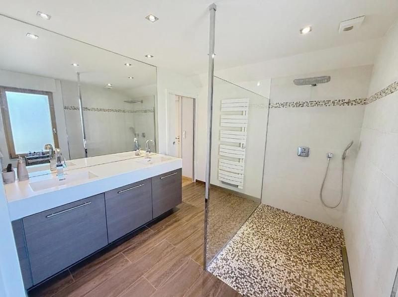 Maison - 235 m² - 7 pièces