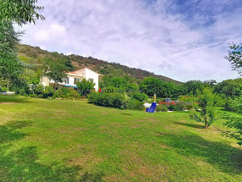 Maison traditionnelle - 248 m² - 7 pièces