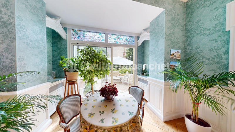 Demeure - 377 m² - 12 pièces