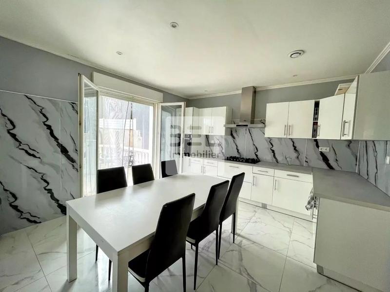 Maison - 273 m² - 11 pièces