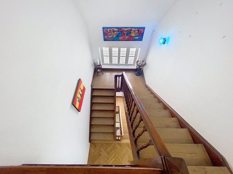 Maison - 299 m² - 9 pièces