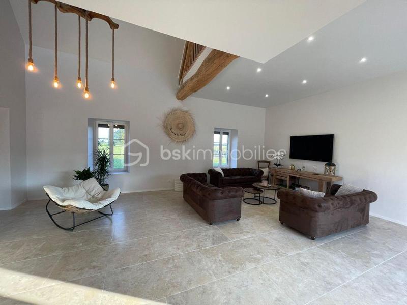 Demeure - 371 m² - 8 pièces