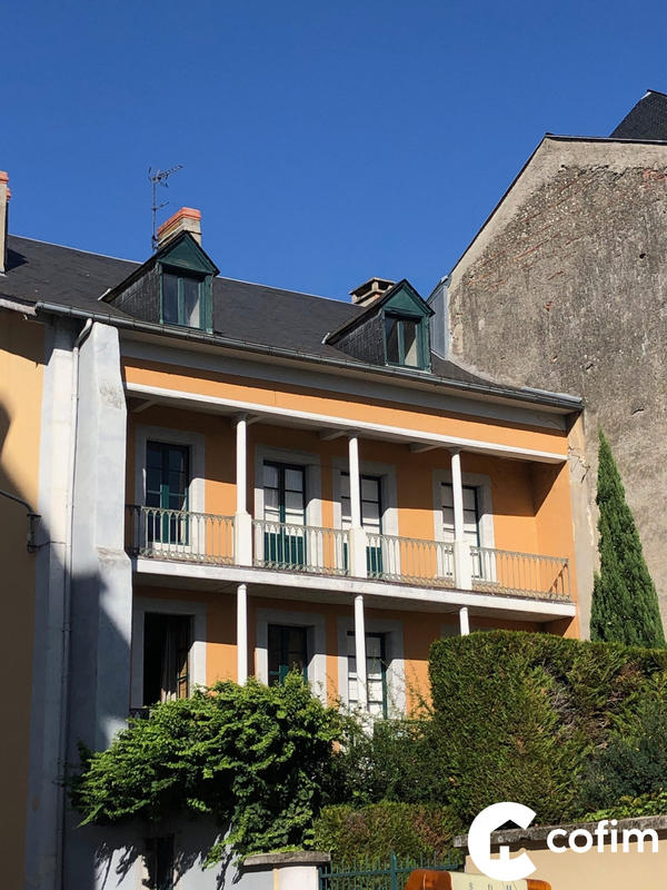 Maison - 272 m² - 10 pièces