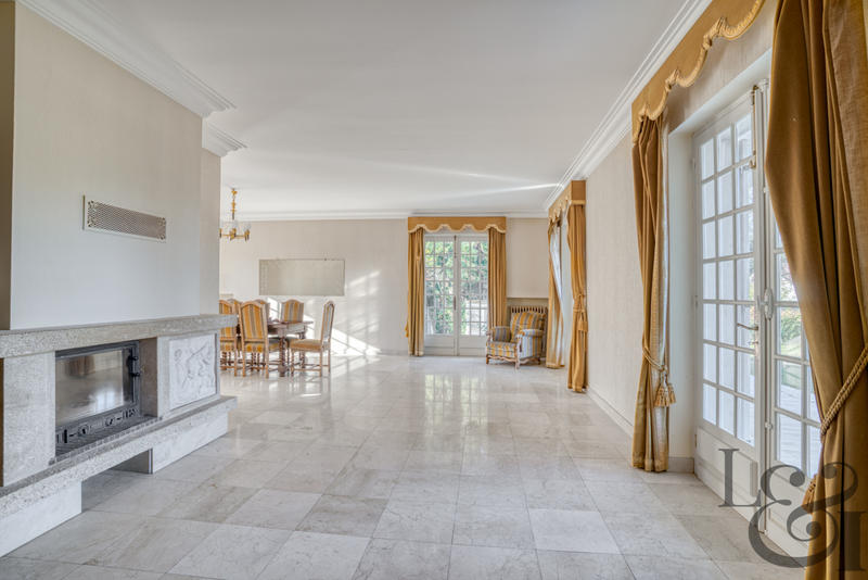 Maison - 330 m² - 9 pièces