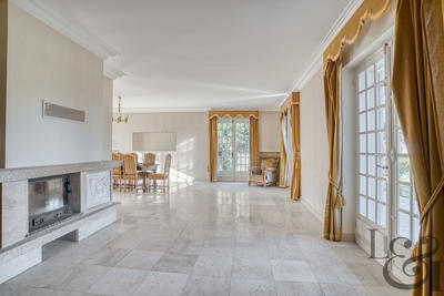Maison - 330 m² - 9 pièces