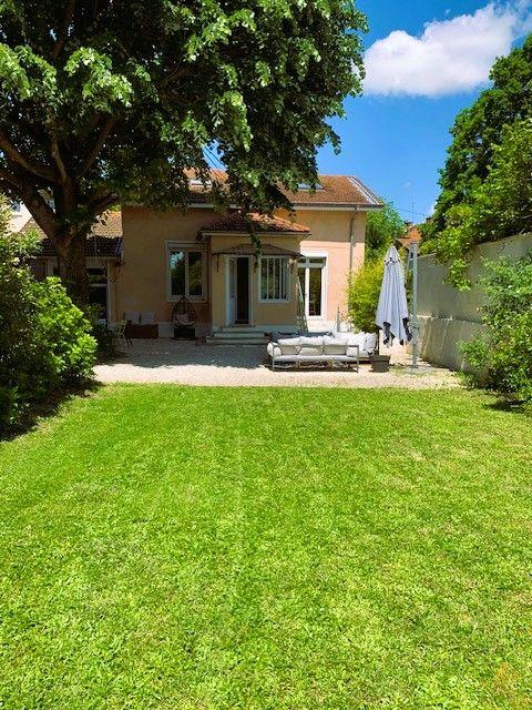 Maison - 239 m² - 7 pièces