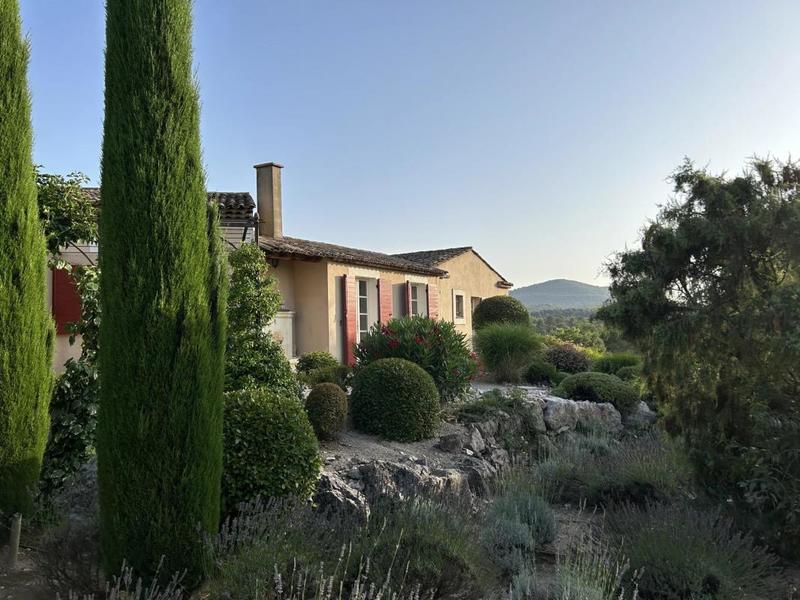 Propriété - 218 m² - 6 pièces