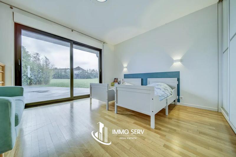 Maison - 245 m² - 9 pièces