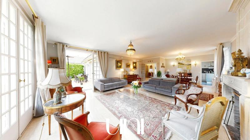 Maison - 270 m² - 8 pièces