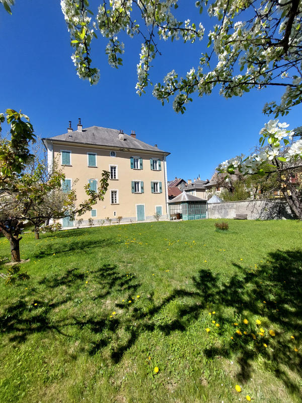 Maison - 850 m² - 40 pièces