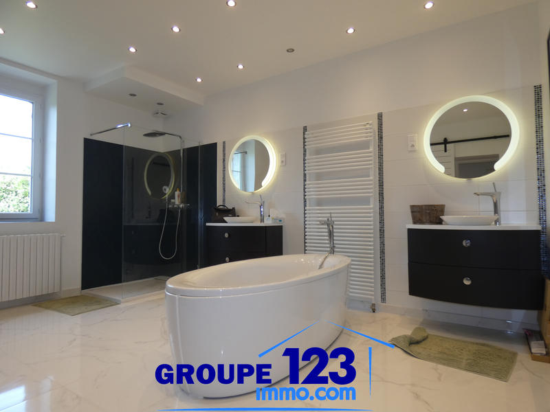 Maison - 369 m² - 9 pièces