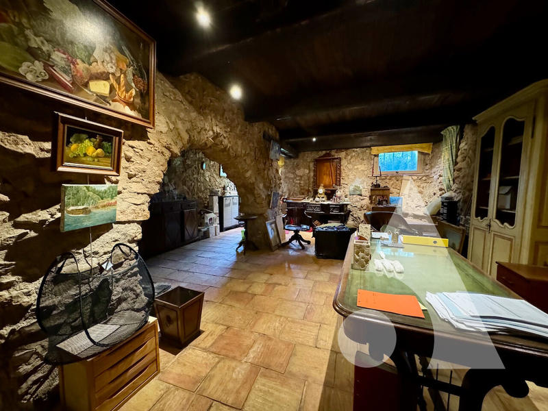 Maison - 640 m² - 18 pièces