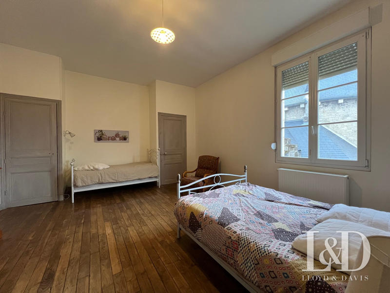 Maison - 235 m² - 8 pièces