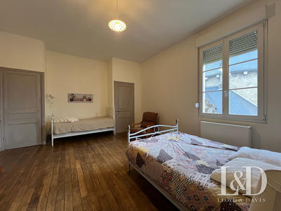 Maison - 235 m² - 8 pièces