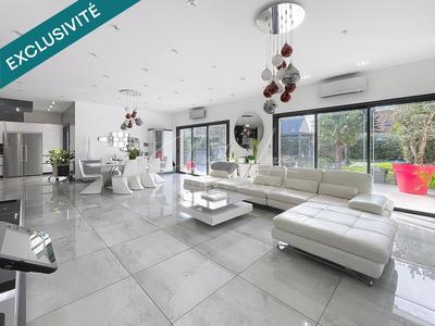 Maison - 368 m² - 9 pièces