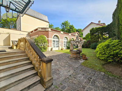 Maison - 250 m² - 10 pièces