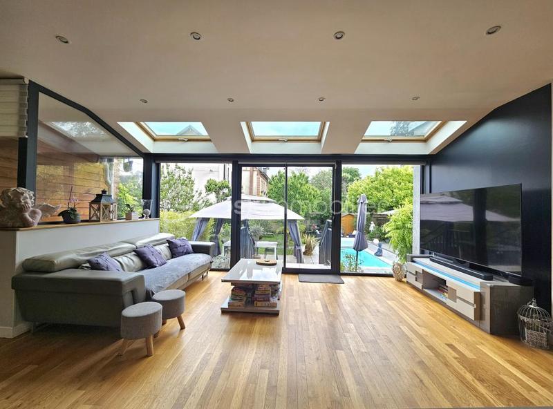 Maison - 208 m² - 8 pièces