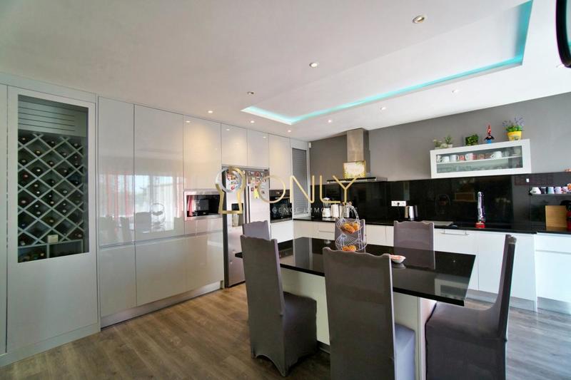 Maison - 226 m² - 6 pièces