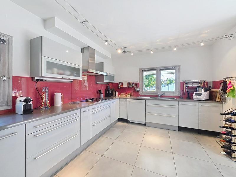 Maison - 246 m² - 10 pièces