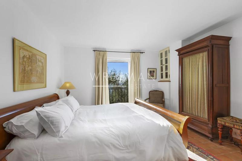 Maison - 240 m² - 6 pièces